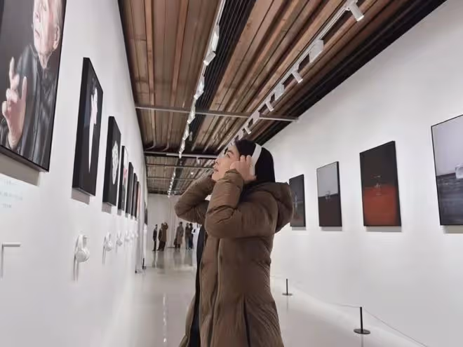 32歲郭晶晶和友人看展,穿萬元羽絨服配長靴,罕見曝光字跡!
