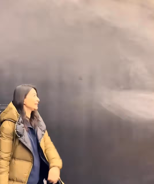 32歲郭晶晶和友人看展,穿萬元羽絨服配長靴,罕見曝光字跡!