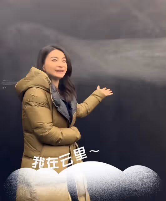 32歲郭晶晶和友人看展,穿萬元羽絨服配長靴,罕見曝光字跡!