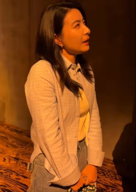 32歲郭晶晶和友人看展,穿萬元羽絨服配長靴,罕見曝光字跡!