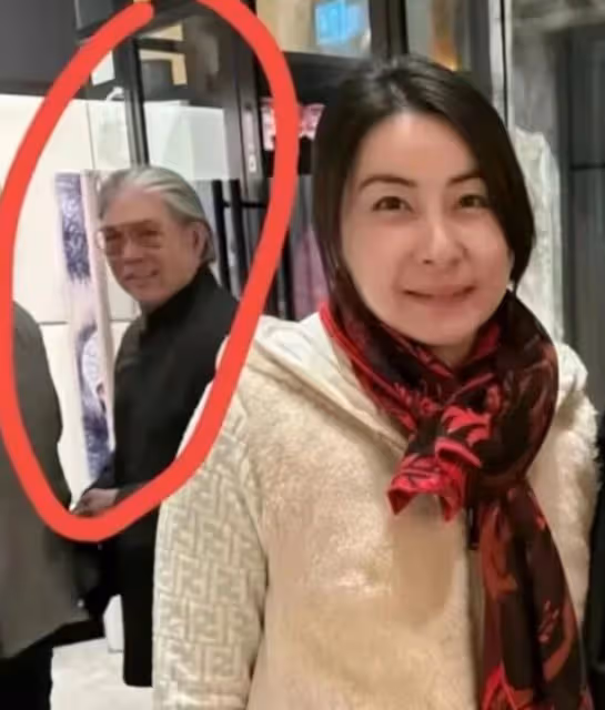 32歲郭晶晶和友人看展,穿萬元羽絨服配長靴,罕見曝光字跡!