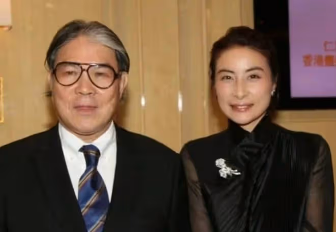32歲郭晶晶和友人看展,穿萬元羽絨服配長靴,罕見曝光字跡!