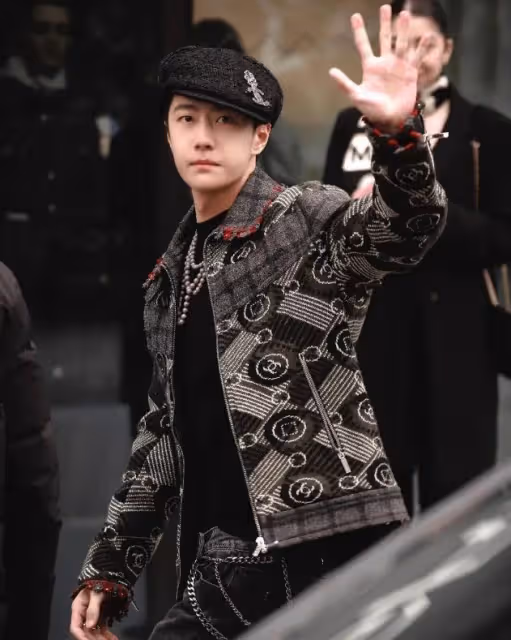 韓星時裝周生圖集體翻車,儀態不佳身材虐,被調侃是精神小妹進城