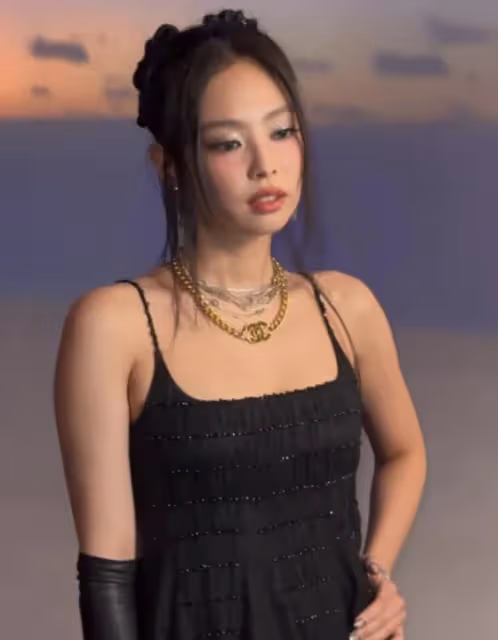 韓星時裝周生圖集體翻車,儀態不佳身材虐,被調侃是精神小妹進城