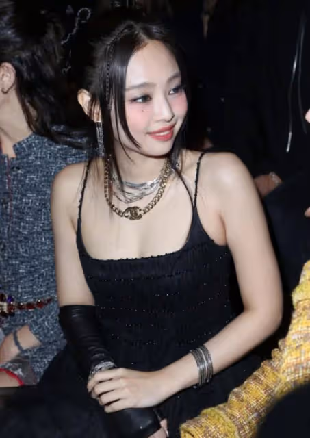 韓星時裝周生圖集體翻車,儀態不佳身材虐,被調侃是精神小妹進城