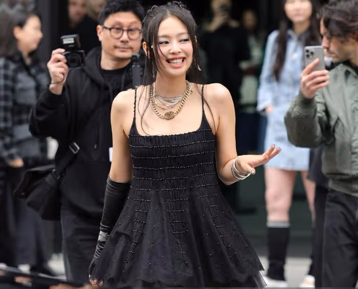 韓星時裝周生圖集體翻車,儀態不佳身材虐,被調侃是精神小妹進城