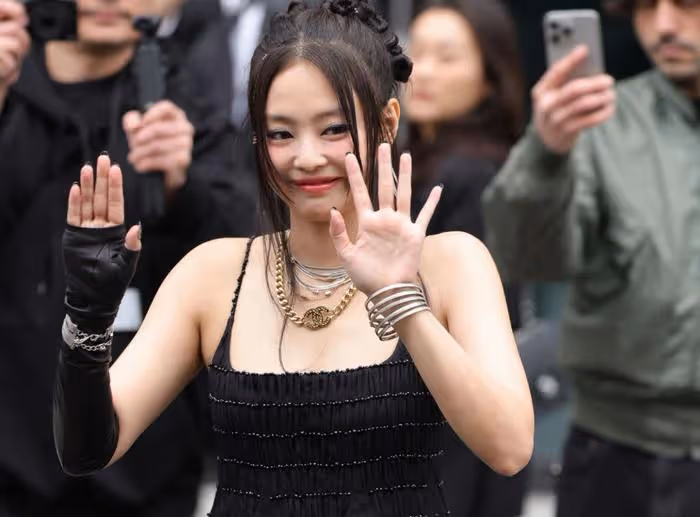韓星時裝周生圖集體翻車,儀態不佳身材虐,被調侃是精神小妹進城
