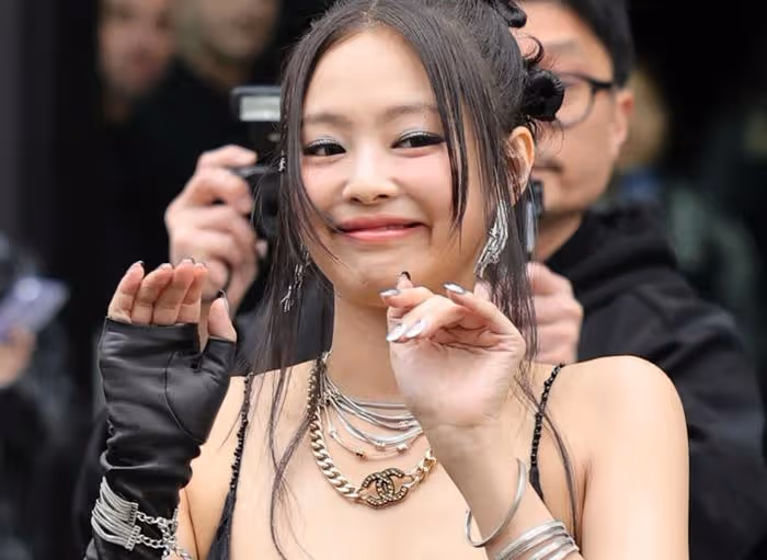 韓星時裝周生圖集體翻車,儀態不佳身材虐,被調侃是精神小妹進城