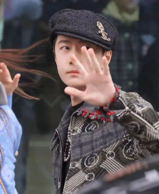 王一博時裝周生圖被嘲!帽子半永久引猜測,臉型短板暴露