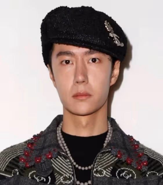 王一博時裝周生圖被嘲!帽子半永久引猜測,臉型短板暴露