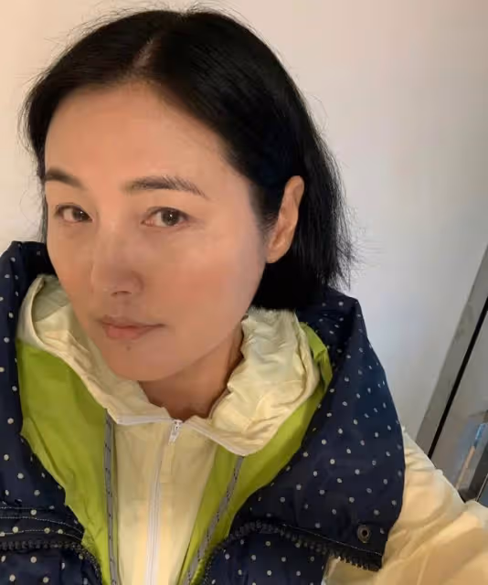 53歲的張延曬懟臉自拍,皮膚光滑透亮,網友:這狀態真「逆天」!