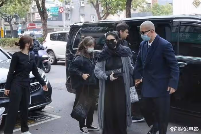 許雅鈞和具俊曄,相差一歲像隔代人,許雅鈞沒白髮身材保持很好