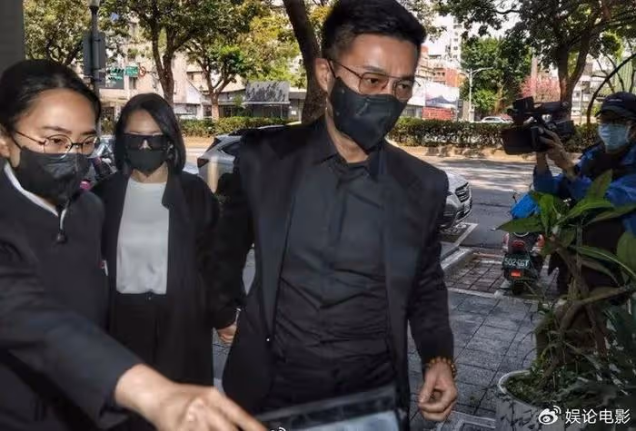 許雅鈞和具俊曄,相差一歲像隔代人,許雅鈞沒白髮身材保持很好