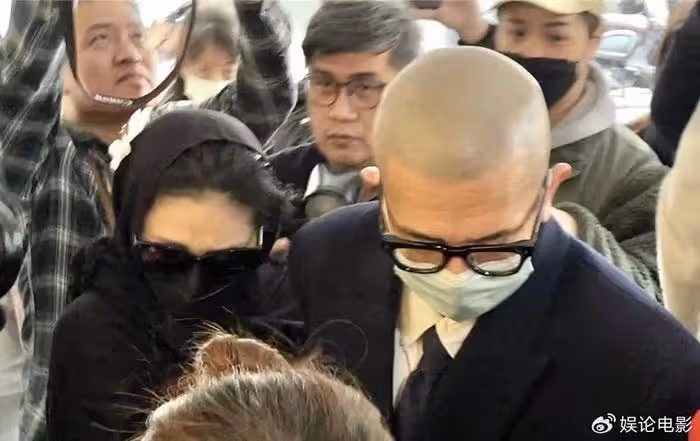 許雅鈞和具俊曄,相差一歲像隔代人,許雅鈞沒白髮身材保持很好