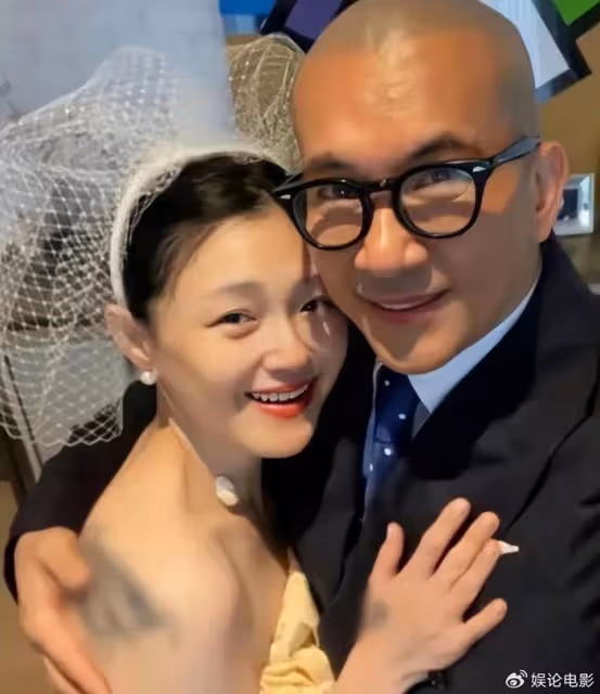 許雅鈞和具俊曄,相差一歲像隔代人,許雅鈞沒白髮身材保持很好