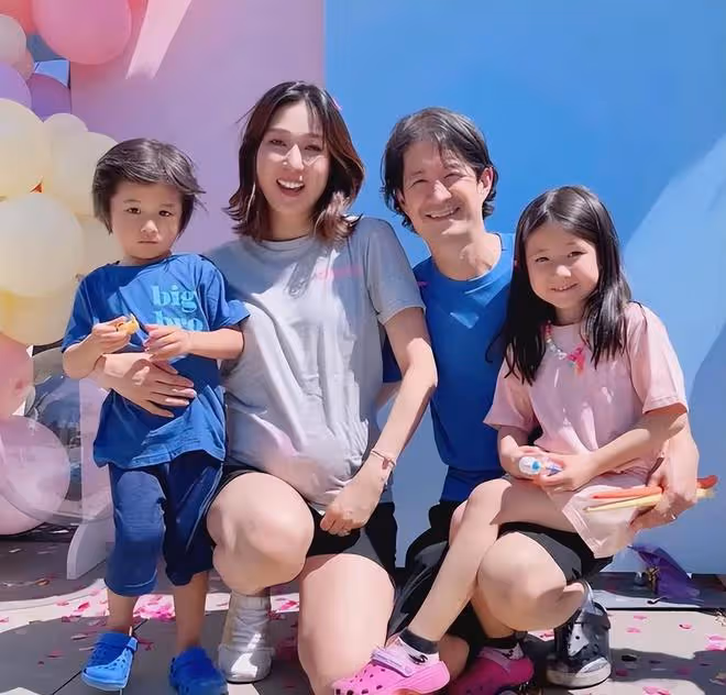 生了三胎的鐘嘉欣罕見露面,穿亮片裙子身材絕美!