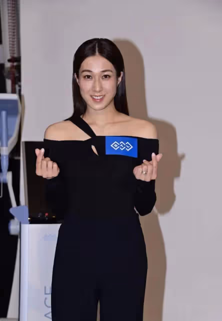 生了三胎的鐘嘉欣罕見露面,穿亮片裙子身材絕美!