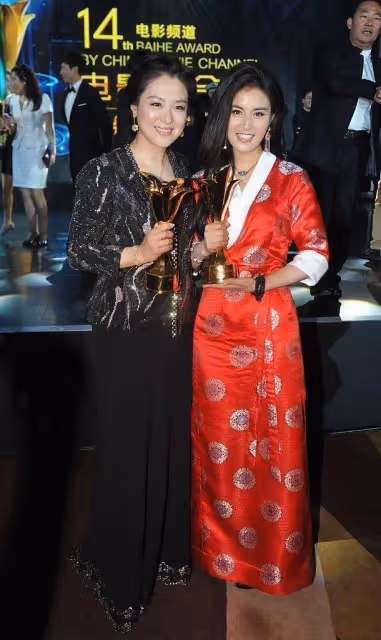 46歲的沈傲君,身材發福依舊有嬰兒肥,穿一襲黑色長裙,氣色好