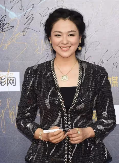46歲的沈傲君,身材發福依舊有嬰兒肥,穿一襲黑色長裙,氣色好