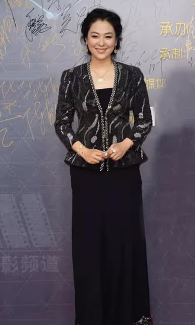 46歲的沈傲君,身材發福依舊有嬰兒肥,穿一襲黑色長裙,氣色好