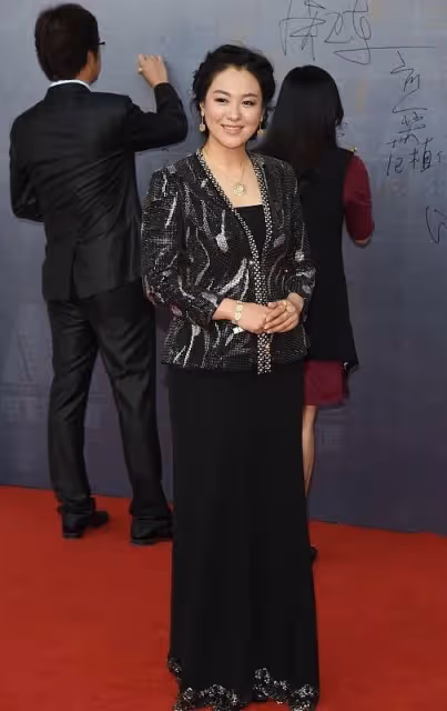 46歲的沈傲君,身材發福依舊有嬰兒肥,穿一襲黑色長裙,氣色好