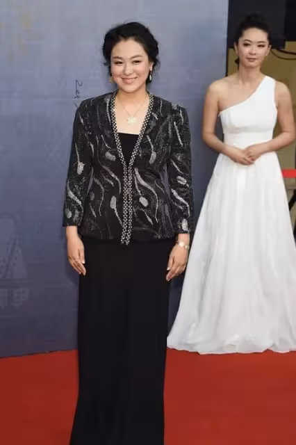 46歲的沈傲君,身材發福依舊有嬰兒肥,穿一襲黑色長裙,氣色好