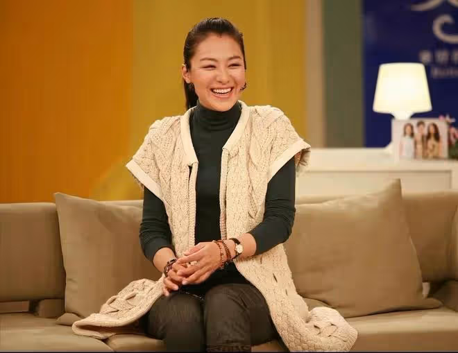 46歲的沈傲君,身材發福依舊有嬰兒肥,穿一襲黑色長裙,氣色好
