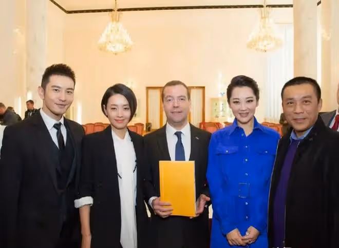54歲許晴和46歲馬伊琍同框亮相國外,一個刻意扮嫩,一個知性幹練