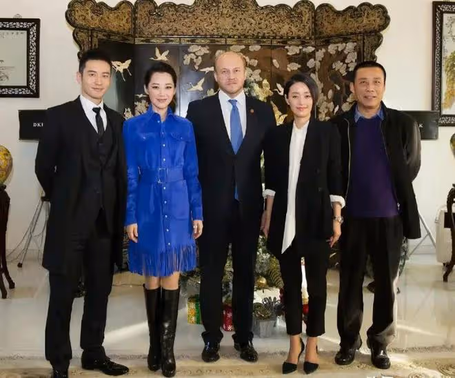 54歲許晴和46歲馬伊琍同框亮相國外,一個刻意扮嫩,一個知性幹練