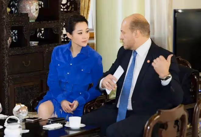 54歲許晴和46歲馬伊琍同框亮相國外,一個刻意扮嫩,一個知性幹練