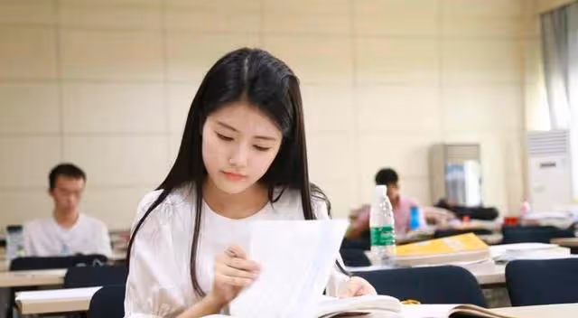 有頭腦，大三男生黃鶴樓擺攤拍照月賺8000元，實現用愛好養活自己