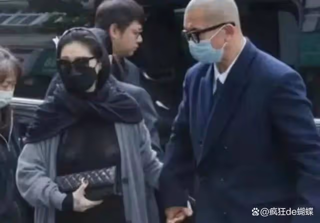 大S夫婦亮相小S公公葬禮，奢華萬元手包搶鏡，透視裝紅指甲引關注