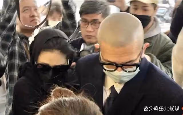 大S夫婦亮相小S公公葬禮，奢華萬元手包搶鏡，透視裝紅指甲引關注
