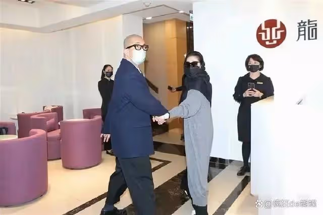 大S夫婦亮相小S公公葬禮，奢華萬元手包搶鏡，透視裝紅指甲引關注
