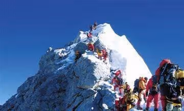 珠峰8千米的「睡美人」，生前哀求不要丟棄她，九年中成登山路標