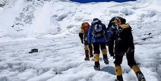 珠峰8千米的「睡美人」，生前哀求不要丟棄她，九年中成登山路標