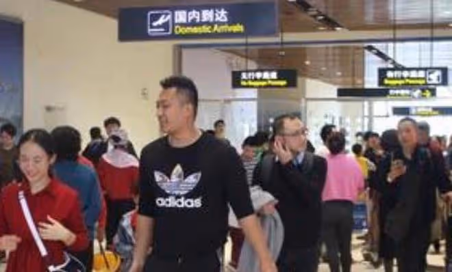 滾回去！他攜全家赴美避難，現回國被拒：知道我是誰嗎？