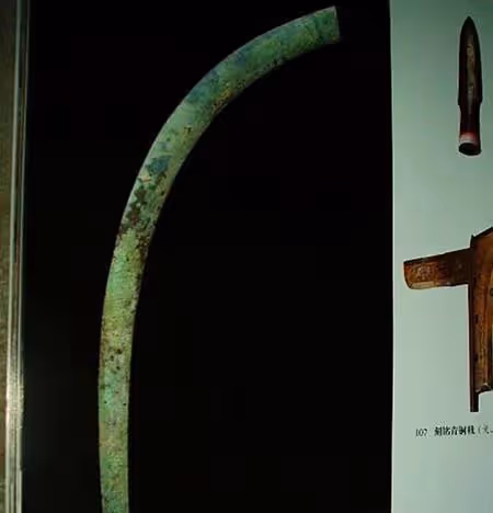 兵馬俑坑挖掘時,一尊將軍像壓著一把劍,搬開雕像,劍瞬間彈直