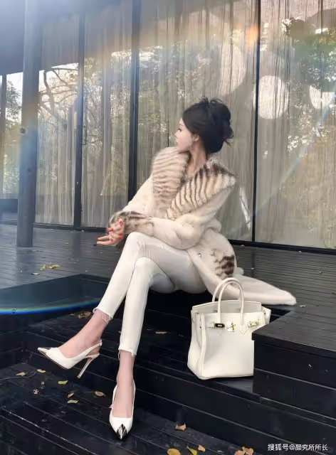 20歲極品尤物少女的時尚穿搭:白色貂大衣 優雅又有氣質
