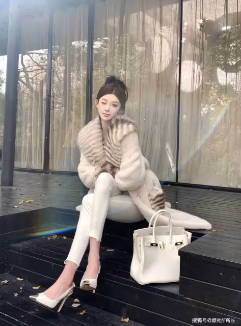 20歲極品尤物少女的時尚穿搭:白色貂大衣 優雅又有氣質