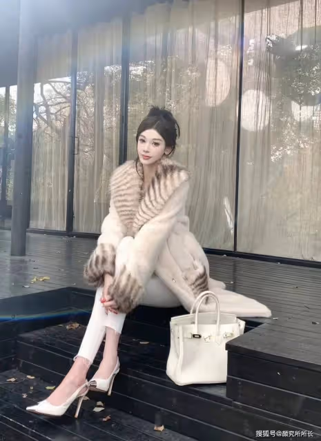 20歲極品尤物少女的時尚穿搭:白色貂大衣 優雅又有氣質