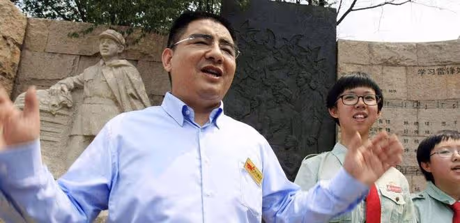狂捐20億,以高調做慈善示人的陳光標,如今跑去老家幫父母務農?