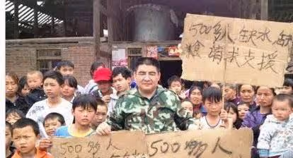 狂捐20億,以高調做慈善示人的陳光標,如今跑去老家幫父母務農?