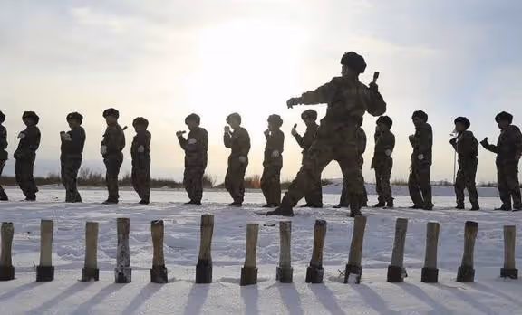中俄美三國士兵投擲手榴彈的距離,美50米俄60米,中國有多遠?