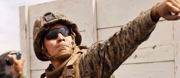 中俄美三國士兵投擲手榴彈的距離,美50米俄60米,中國有多遠?