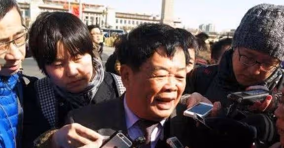 「電池大王」鍾馨稼,高調「炫富」做慈善,如今電池帝國一夜坍塌