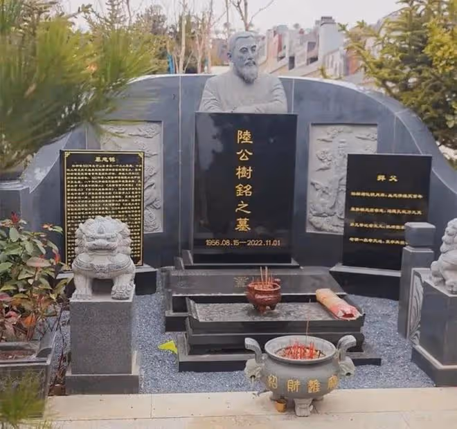 陸樹銘墓地首次曝光，刻本人雕像供人紀念，兩座石獅守護很是大氣