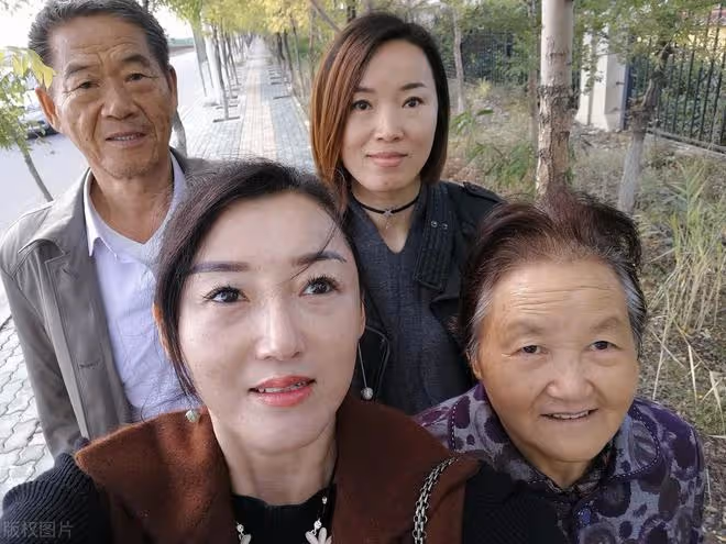 這幾種「啃小」方式正在蔓延,它比「啃老」更讓人心寒,兒女無奈