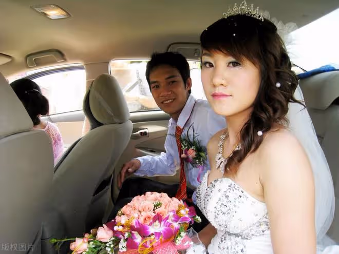 50歲再婚男人的醒悟:她和兒子帶我去旅遊那天,我才明白自己被騙