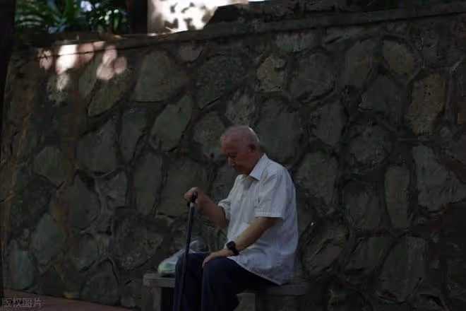 68歲再婚大爺的控訴:我每月退休金7000,卻連買盒煙的錢都沒有